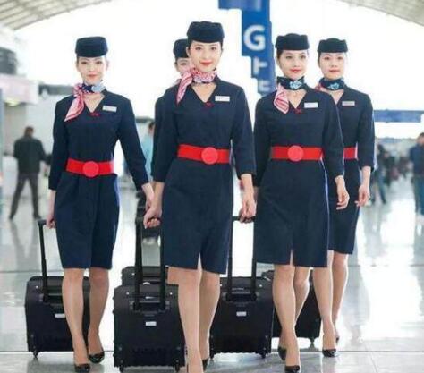 空姐上下飛機(jī)為什么要拉著箱子？廊坊空乘學(xué)校為你解答