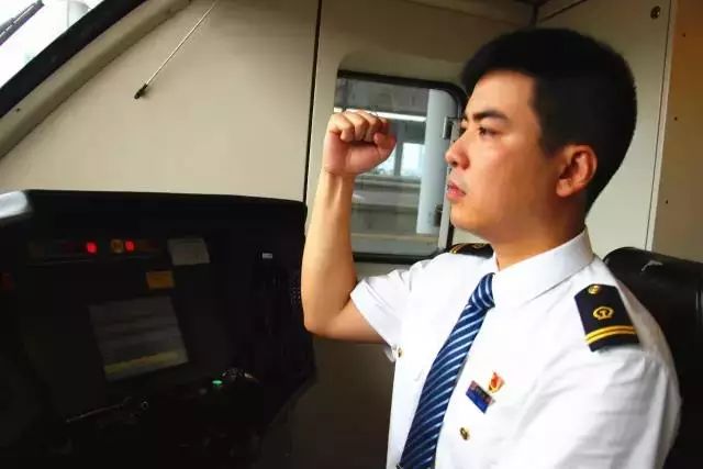 西安市職工大學(xué)帶你了解火車司機(jī)日常工作！