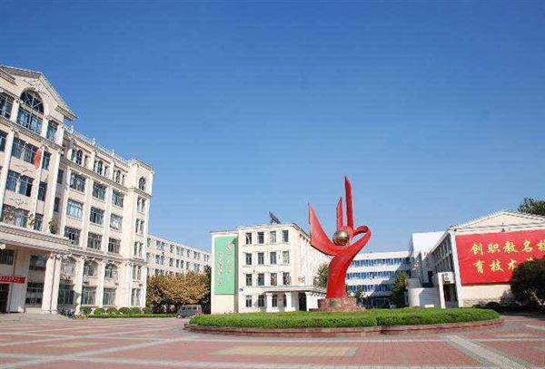 青島中魯中等專業(yè)學(xué)校校址在哪兒？如何報(bào)名？