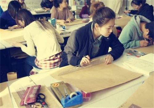 秦皇島東方服裝學(xué)校正規(guī)嗎？有什么教學(xué)方式？