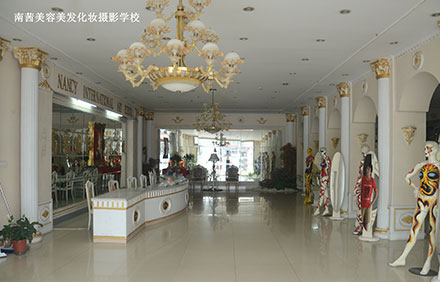 去青島化妝學(xué)校學(xué)化妝多久能學(xué)會(huì)？