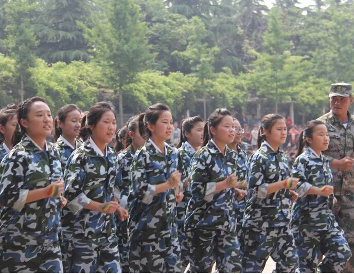 學(xué)校舉行2014級新生軍訓(xùn)匯報表演
