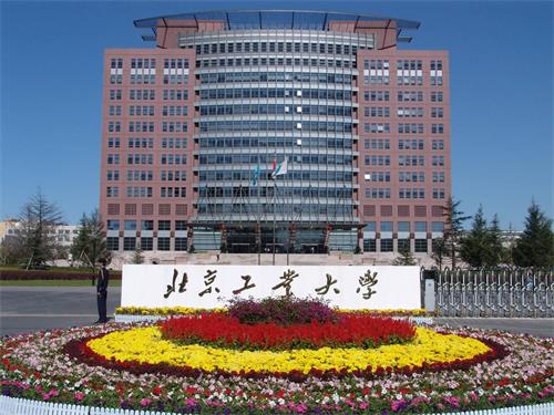 工業(yè)機(jī)器人學(xué)校選哪里？