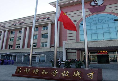 保定新興工業(yè)技工學校是全日制學校嗎？學校提供住宿嗎？