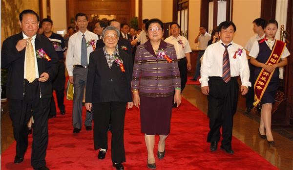 全國政協(xié)副主席錢正英（左一）、十五屆中央委員顧秀蓮（左三）、國務(wù)院扶貧主任，政協(xié)常委胡富國（左一）、北方汽車專修學(xué)校曹振峰董事長（右一）在人民大會堂共同出席北方學(xué)校七千萬扶貧工程